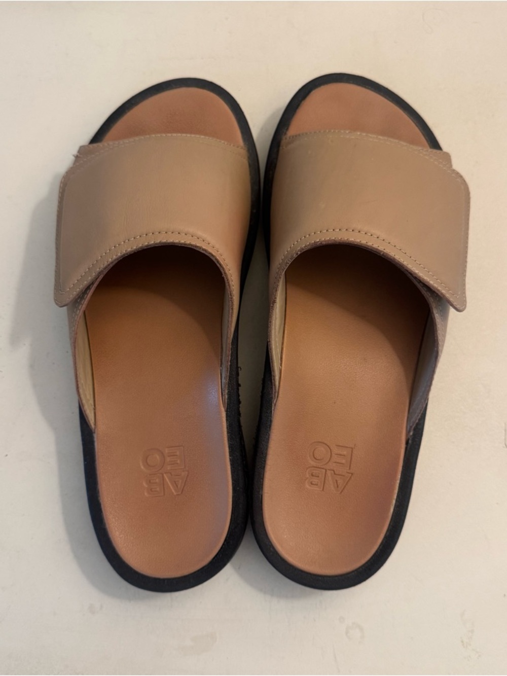 The Walking Company ABEO Paseo Women's Tan Slide Sandals